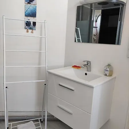 Le Clos Du Val 아파트